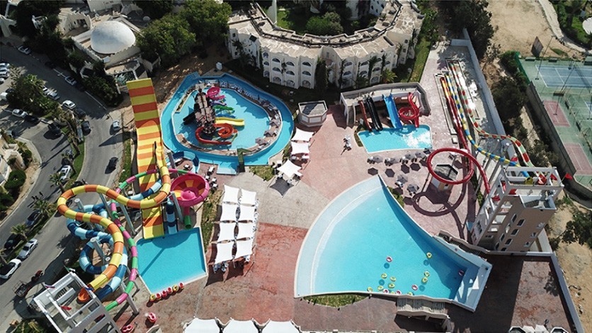 Part of the LTI Mahdia Beach Hotel, the Rayar Aqua Park features water toboggan runs, a kayaking river, a wave pool, water slides, a regular pool and pirate ship.