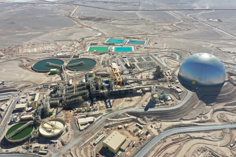 One of the largest in the world, the Sierra Gorda Sociedad Contractual Mine in Northern Chile (Antofagasta) produces copper, gold and molybdenum.