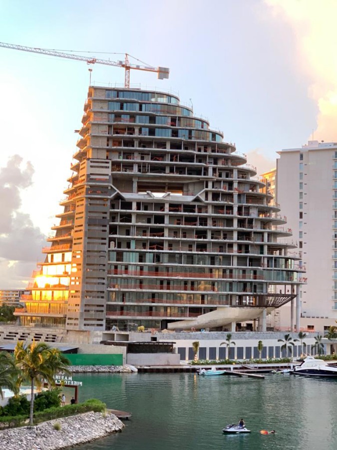 The distinctive Shark Tower comprises 134 luxury apartments, 6 stand-alone villas, and an upscale shopping mall.